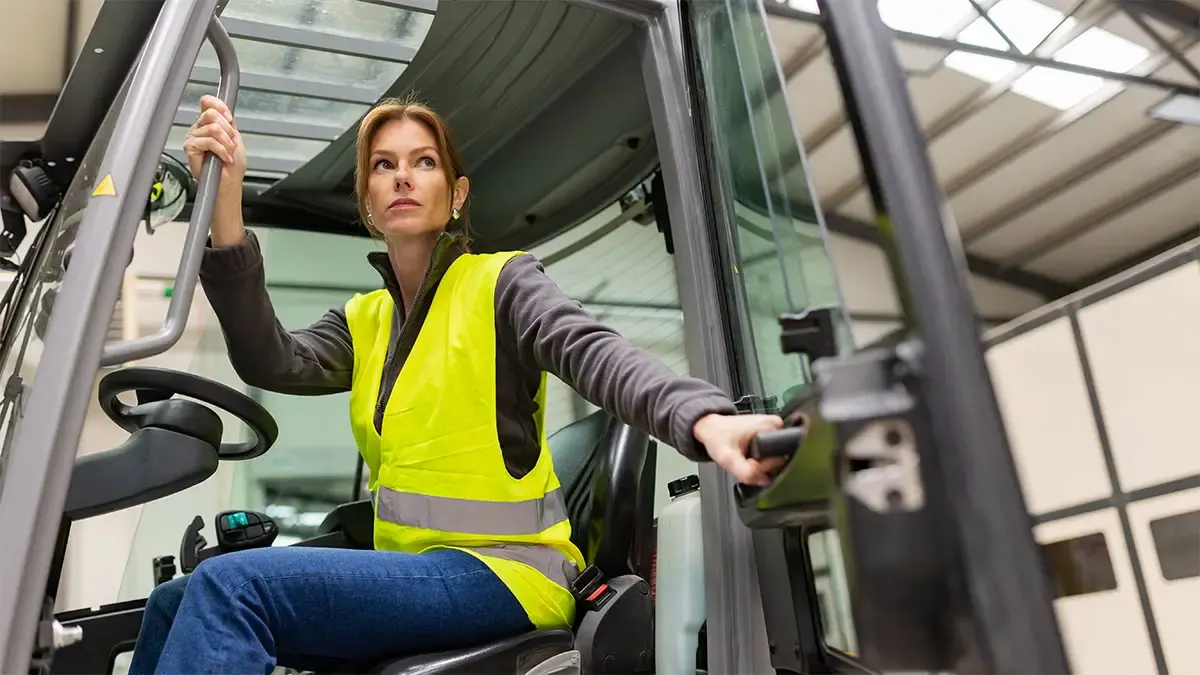 Teilnehmerin arbeitet nach der Schulung sicher am Gerät