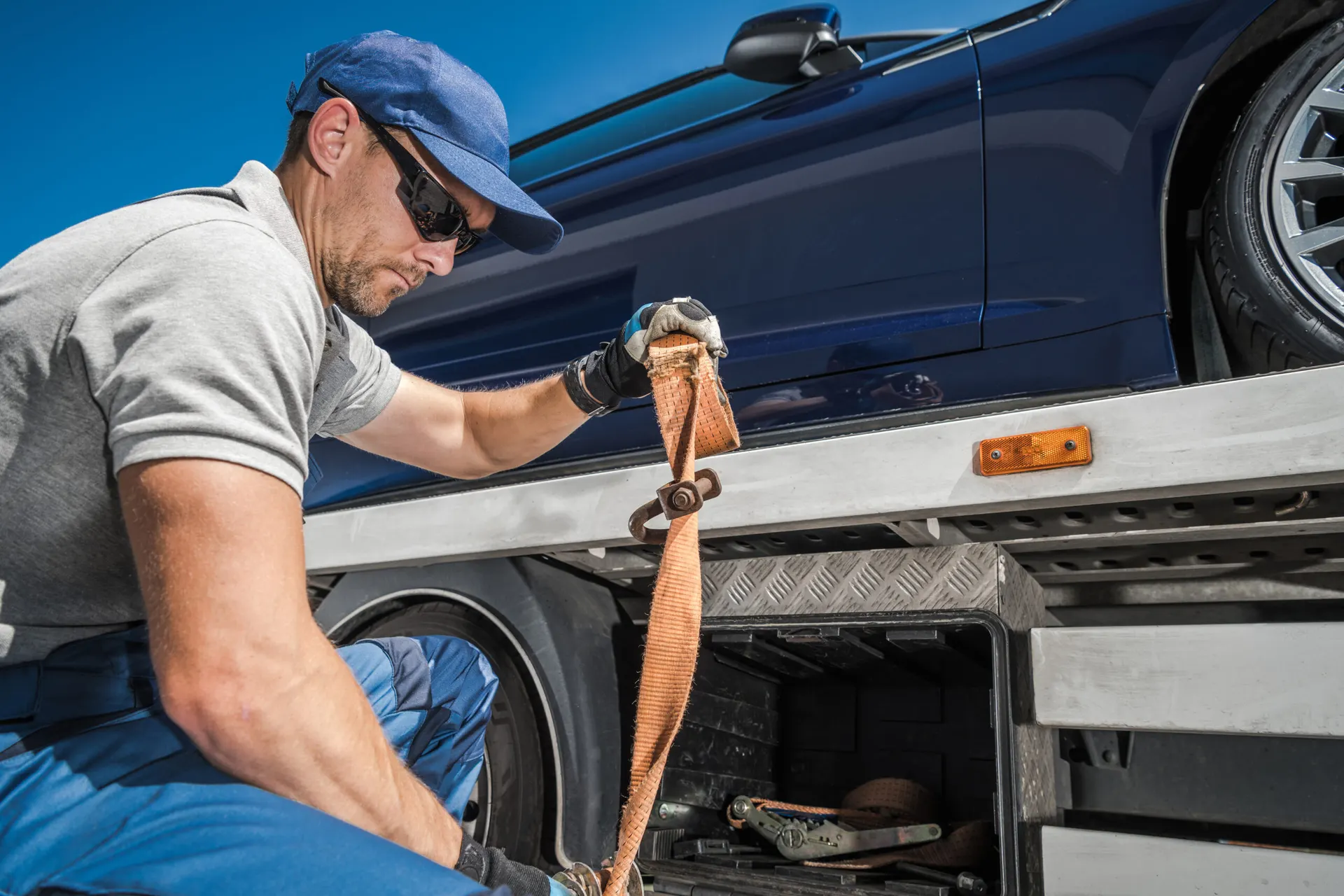 Praxisschulung zur Ladungssicherung auf der Ladefläche eines LKW